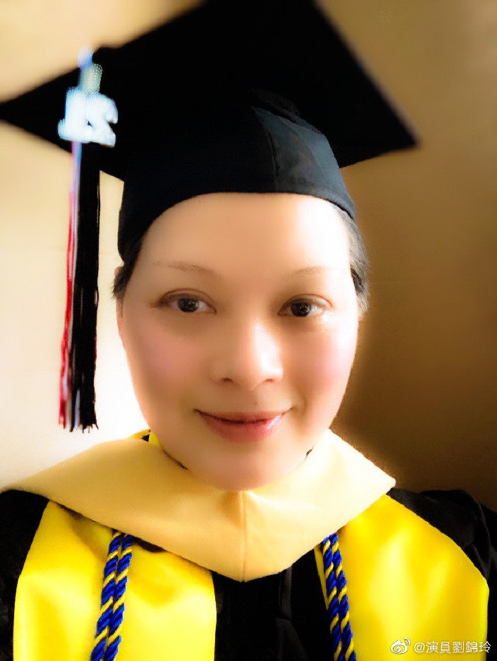 Hình ảnh Lưu Cẩm Linh nhận bằng thạc sĩ vào năm 2021.