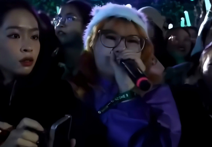 Một khán giả ra tín hiệu khi có người gặp sự cố sức khoẻ. Ảnh: Bí mật showbiz