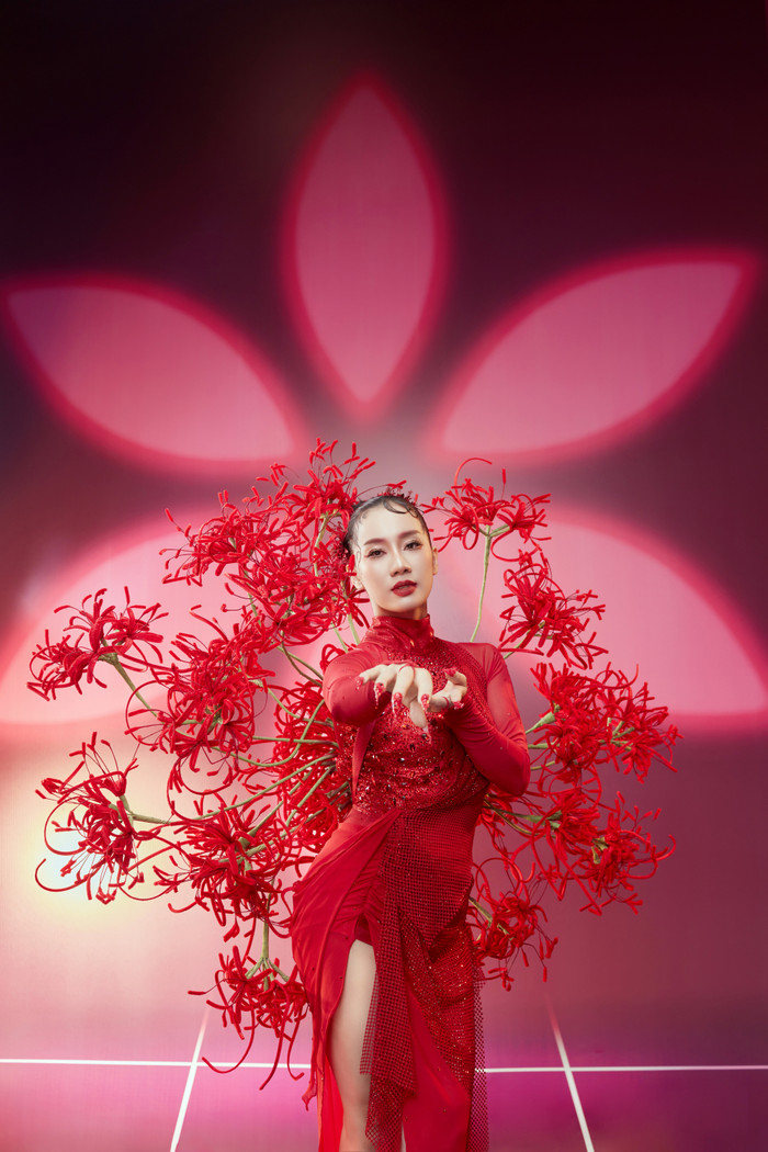 Giám khảo S.T Sơn Thạch từng lo lắng khi biết Phạm Lịch thể hiện ca khúc mới ở vòng Cuộc chiến hoa thần vì sợ khó chạm đến khán giả. 