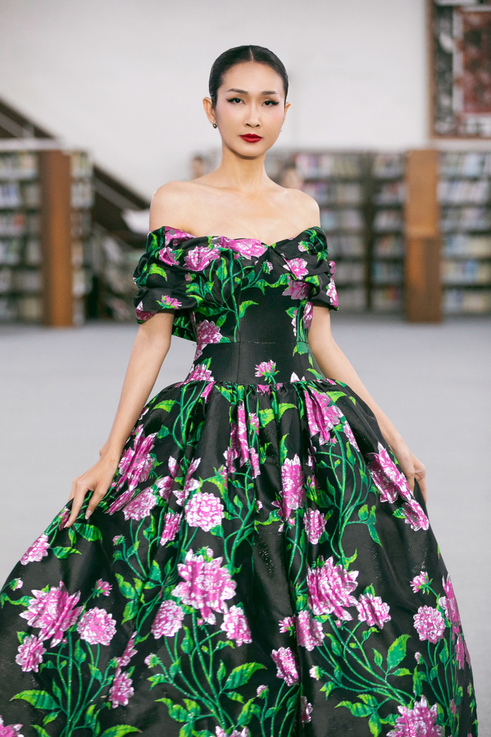 Tông xanh lá - màu sắc chủ đạo của BST Xuân Hè 2025 được hai nhà thiết kế pha phối khéo léo cùng các màu sắc rực rỡ, tạo hiệu ứng đa dạng trên các chất liệu khác nhau. 