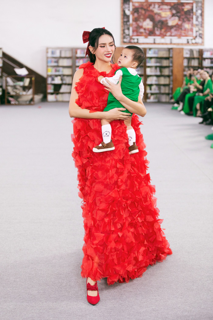 Hình ảnh mẹ bồng con kết show như thông điệp của chính show diễn này: Hạnh phúc viên mãn. Phần kết đẹp phần nhìn, đong đầy ý nghĩa này nhanh chóng nhận được cơn mưa lời khen từ giới mộ điệu và loạt tương tác tốt trên mạng xã hội.