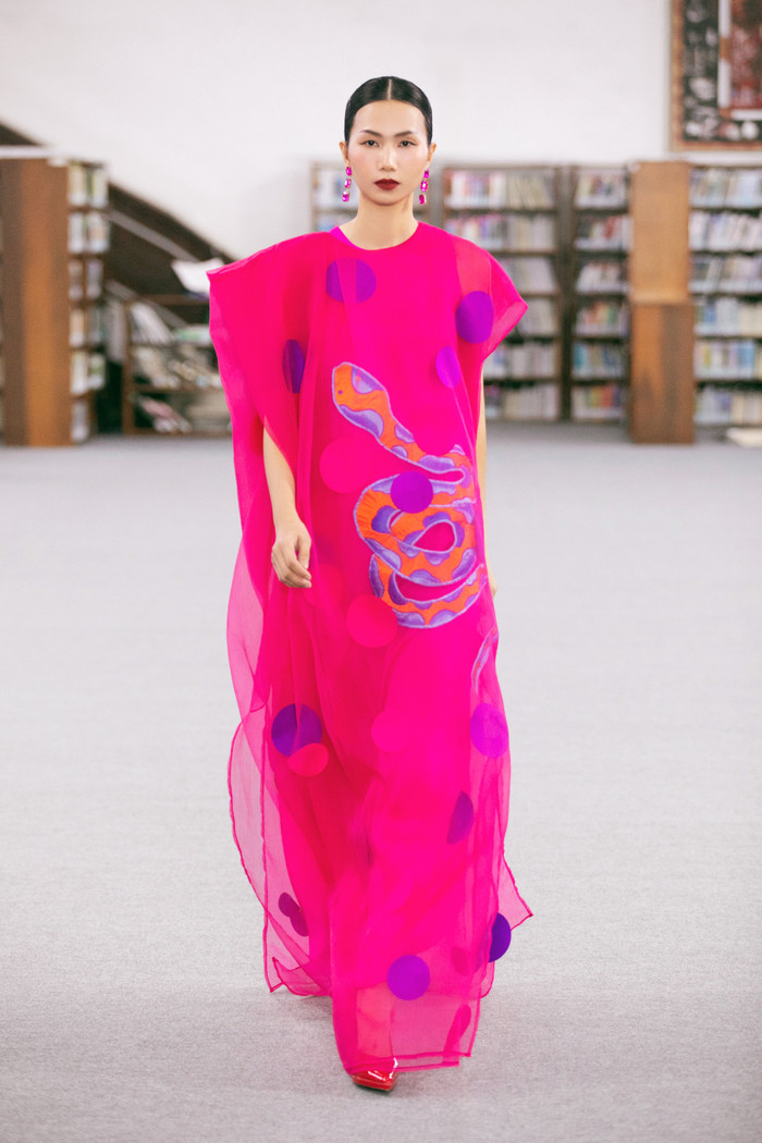 Hoạ tiết linh vật năm Ất Tỵ xuất hiện trên các thiết kế với hình ảnh chú rắn quất quýt hạnh phúc bên những đoá hoa mùa xuân rực rỡ, hình tượng linh vật của năm được thiết kế phù hợp với các dáng váy bút chì, đầm suông, đầm maxi dài … mang đến vẻ đẹp hiện đại với sắc màu Á Đông. 