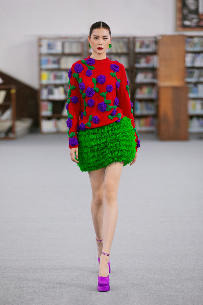 Ở mùa xuân hè 2024 hai nhà thiết kế thổi hồn hàng loạt thiết kế với phong cách trẻ trung và hiện đại. Chân váy midi kết hợp với suit oversize, xu hướng bubble dress lên ngôi với kiểu dáng váy bồng bềnh.  