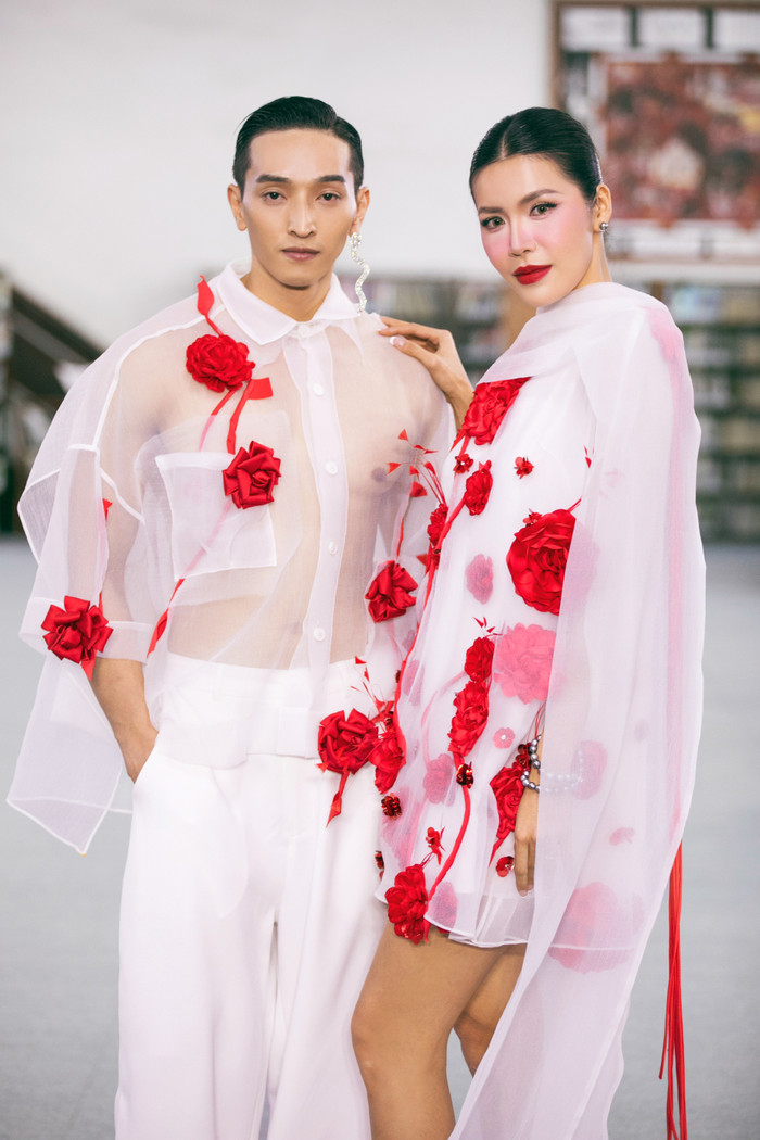 Siêu mẫu Minh Tú cùng bạn diễn là người mẫu Hữu Long thả dáng trong trang phục màu trắng. Mỹ nhân diện thiết kế đầm ngắn cape bay bổng đính kết hoa thược dược thủ công cùng sợi tua rua với cách phối màu sắc khác biệt.