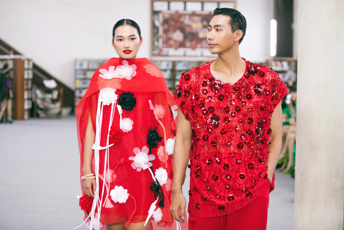 Á hậu Quỳnh Anh tình tứ bên siêu mẫu Hữu Long. Phần thân váy cape bằng organza trong suốt, vừa mềm mại lại quyến rũ được khéo léo ẩn chìm qua nhiều lớp vải nhẹ nhàng nữ tính. 