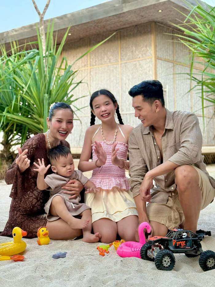Gia đình nhỏ của Phương Trinh Jolie và Lý Bình. (Ảnh FBNV)