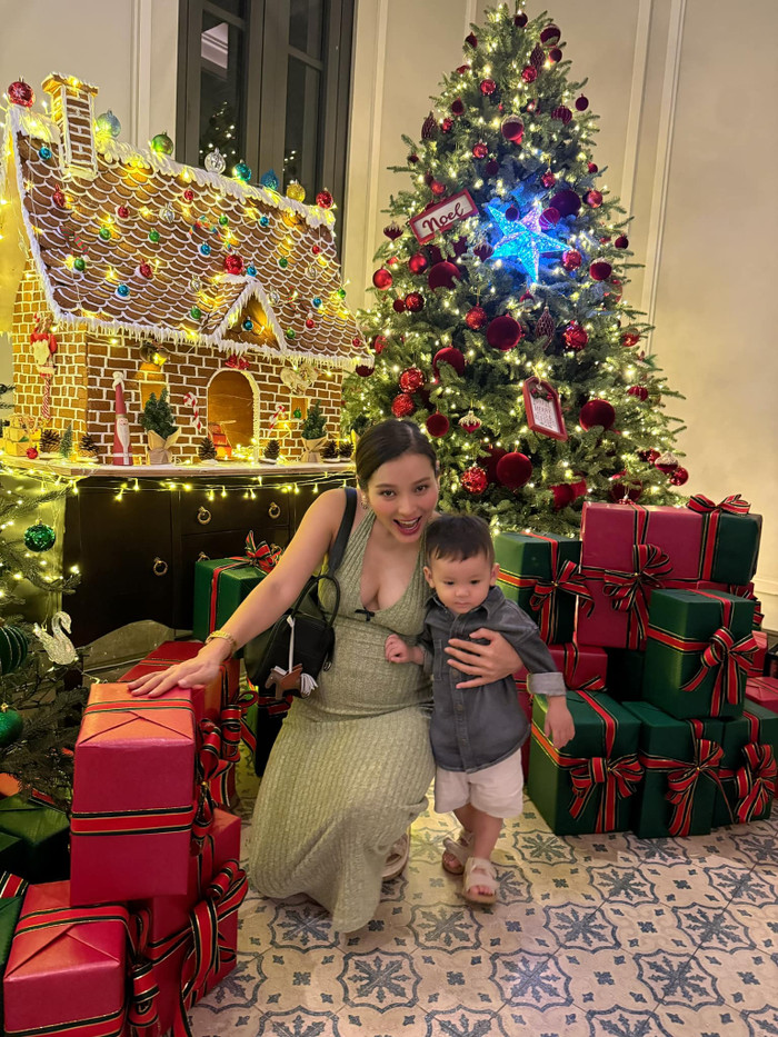 Nữ diễn viên chụp ảnh cùng con trai, háo hức đón chào Giáng sinh sắp đến. (Ảnh: FBNV)