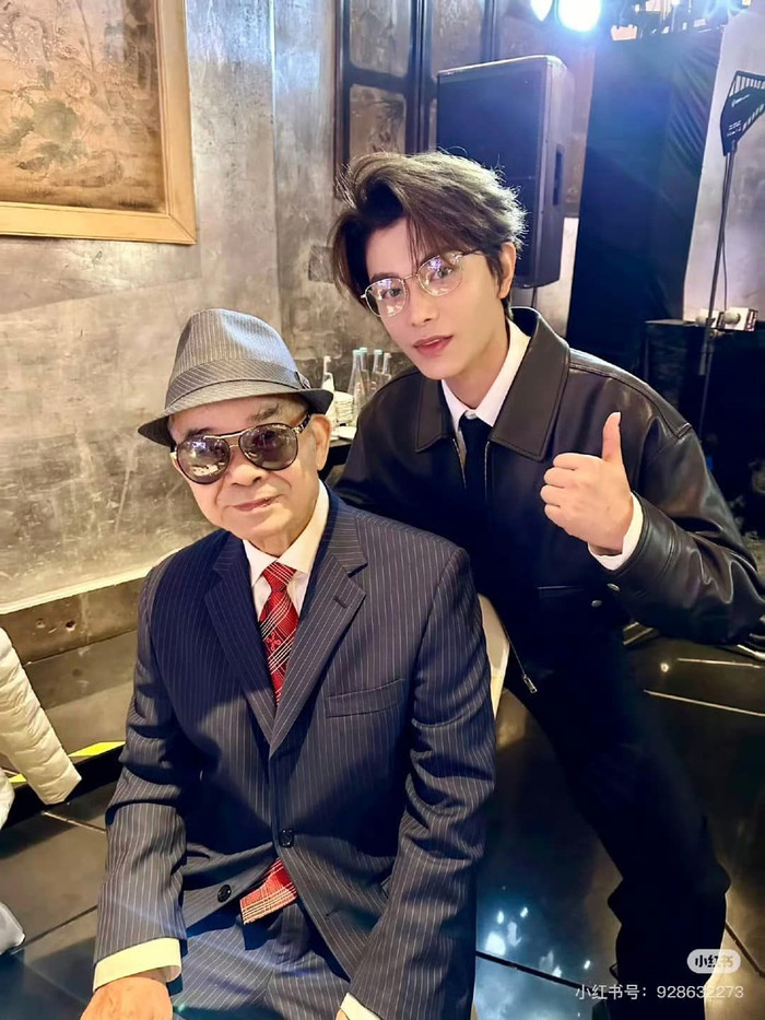 Đinh Vũ Hề chụp cùng ông của Ngu Thư Hân