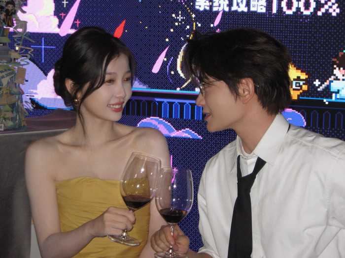 Hình ảnh của Ngu Thư Hân và Đinh Vũ Hề tại tiệc mừng công