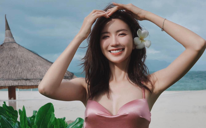 'Em gái' kém 9 tuổi của Huyền Lizzie diện áo tắm cắt xẻ khoe vòng một lấp ló Ảnh 2