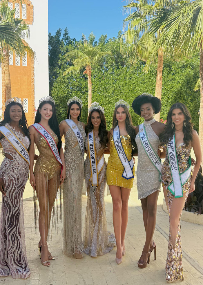 Bùi Khánh Linh trong hoạt động đầu tiên cùng tân Hoa hậu cùng các Á hậu khác tại Ai Cập. Ảnh: FBNV