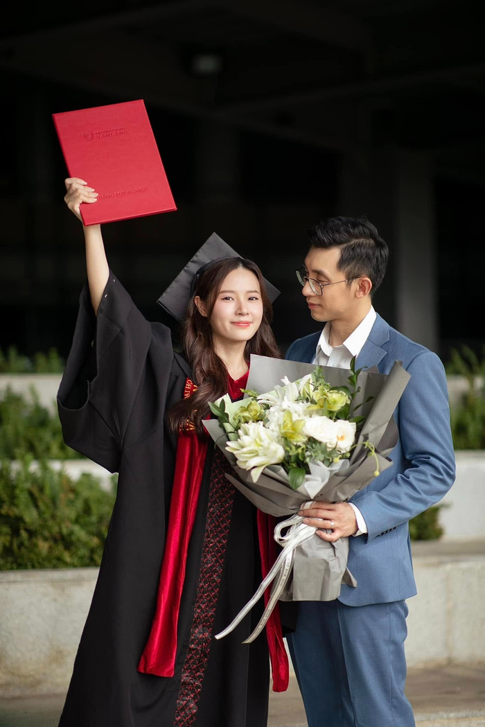 Cách đây không lâu, Midu chính thức tốt nghiệp thạc sĩ ở tuổi 34. 