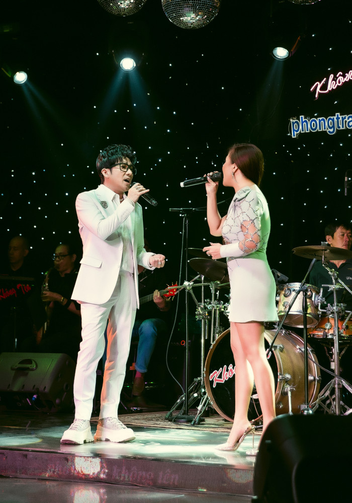 Quang Hà và ca sĩ Lam Anh trên một sân khấu tại Việt Nam mới đây.