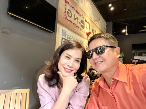 Nghệ sĩ Chí Trung tận hưởng hạnh phúc bên bạn gái kém tuổi. Ảnh: FBNV