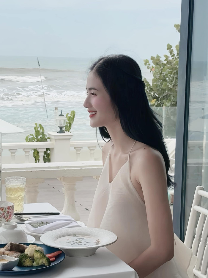 Ý Nhi khoe cặp 'tuyết lê' lấp ló, hạnh phúc đi xem phim cùng người đặc biệt Ảnh 5