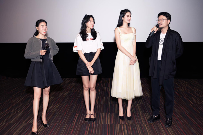 Ý Nhi khoe cặp 'tuyết lê' lấp ló, hạnh phúc đi xem phim cùng người đặc biệt Ảnh 3