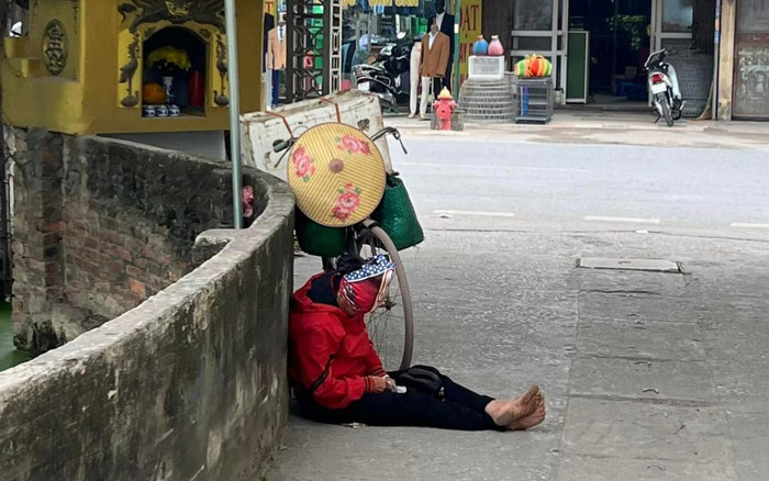 Hình ảnh người phụ nữ gục ngã bên đường, tay vẫn cầm một thứ khiến nhiều người xót xa Ảnh 2