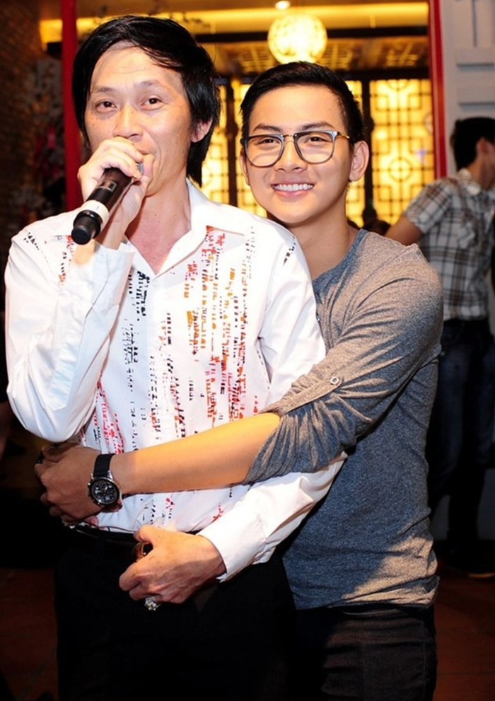 Hoài Lâm từng là con nuôi được Hoài Linh hết mực yêu thương, nâng đỡ. Tuy nhiên, cả hai giờ không còn xuất hiện cùng nhau như trước, khiến nhiều người không khỏi thắc mắc về mối quan hệ hiện tại. (Ảnh: Sưu tầm) 