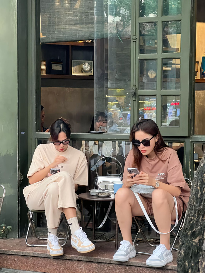 Hình ảnh Kỳ Duyên và Minh Triệu ngồi cùng nhau tại quán cafe ở Hà Nội được 'team qua đường' chụp lại. Ảnh + Video: TikTok _tnhee)