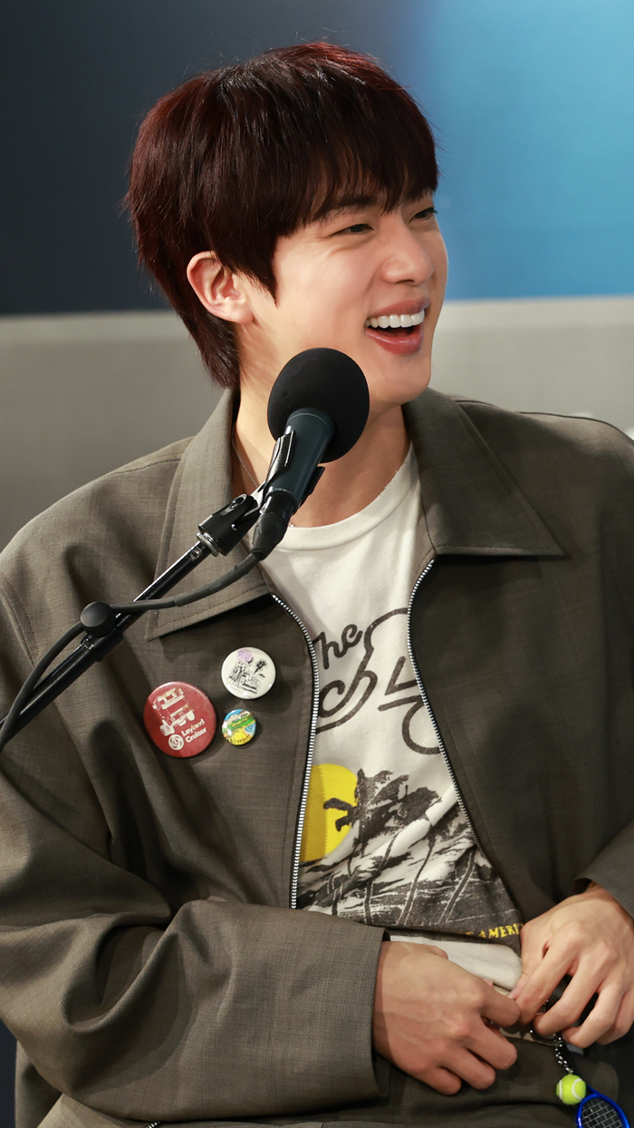 Jin tiết nói về BTS: 'Chúng tôi không phải là bạn bè' Ảnh 1