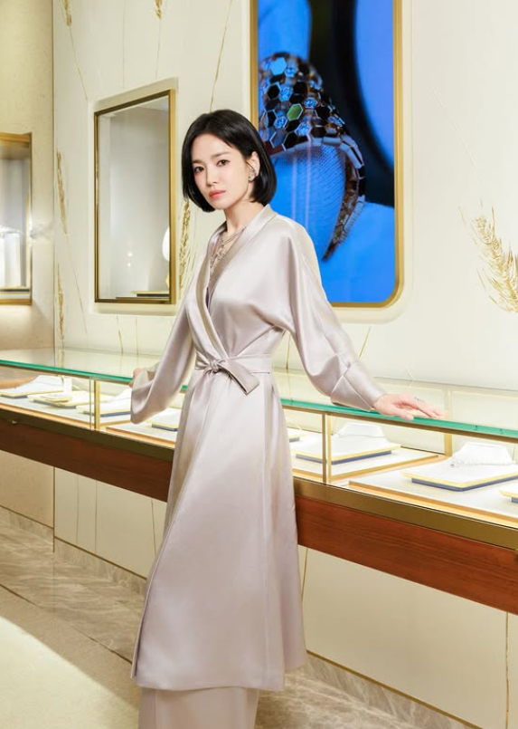  Song Hye Kyo xuất hiện rạng rỡ trong bộ trang phục lụa ánh bạc lấy cảm hứng từ váy ngủ.