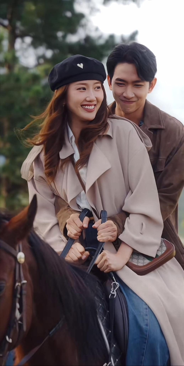 Thúy Ngân được Võ Cảnh ôm chặt khi cưỡi ngựa. (Ảnh cắt từ clip)