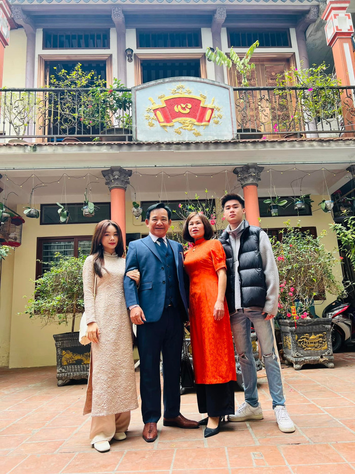 Gia đình hạnh phúc của NSƯT Quang Tèo. (Ảnh FBNV)