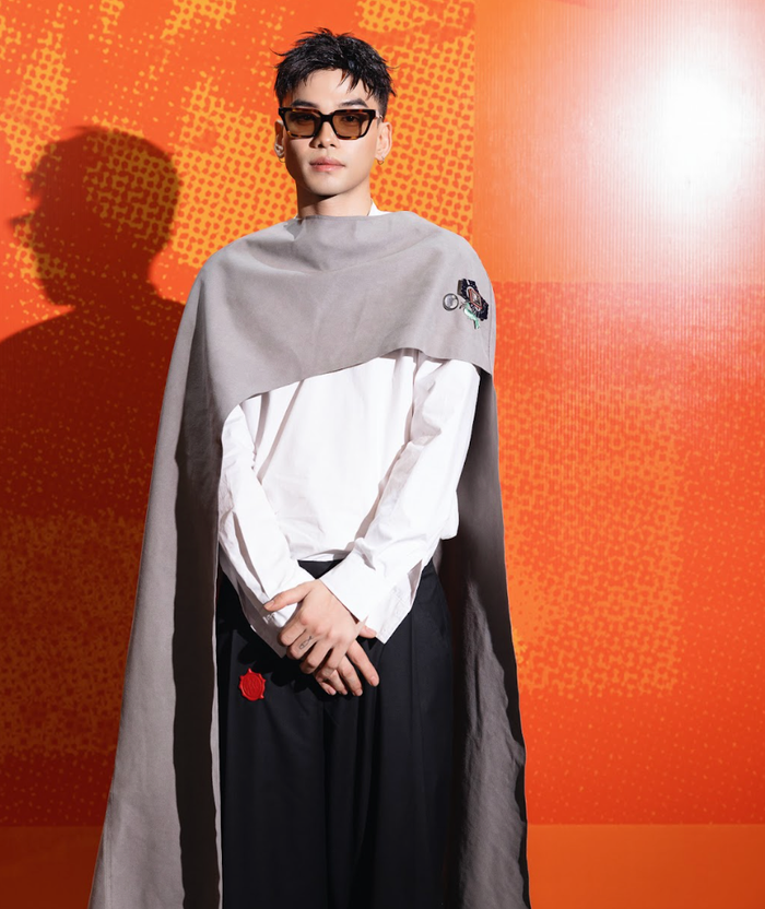 Thể Thiên - cháu ruột nhạc sĩ Trịnh Công Sơn khoe visual điển trai tại sự kiện ra mắt album đầu tay của mình. Trước khi theo con đường ca hát, anh được biết đến là stylist cho nhiều nghệ sĩ như: Hồ Ngọc Hà, tlinh,...