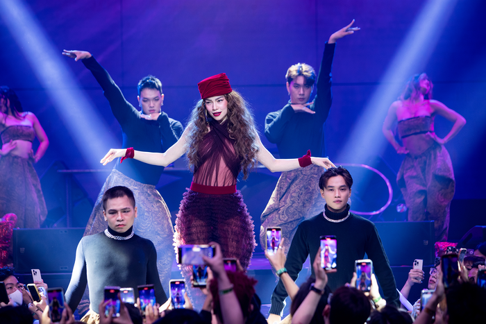 Trong ngày ra mắt MV mới, Hồ Ngọc Hà diện mẫu váy được may bằng vải tuyn mỏng. Song, nhờ sử dụng bộ cánh có gam màu tối kết hợp quần bảo hộ bản to, Hồ Ngọc Hà không đi vào 'vết xe đổ' của quá khứ. Thiết kế vừa thể hiện đúng tinh thần cá tính, thời thượng và quyến rũ đúng tinh thần của nữ ca sĩ nhưng không khiến khán giả 'ngứa mắt'. 