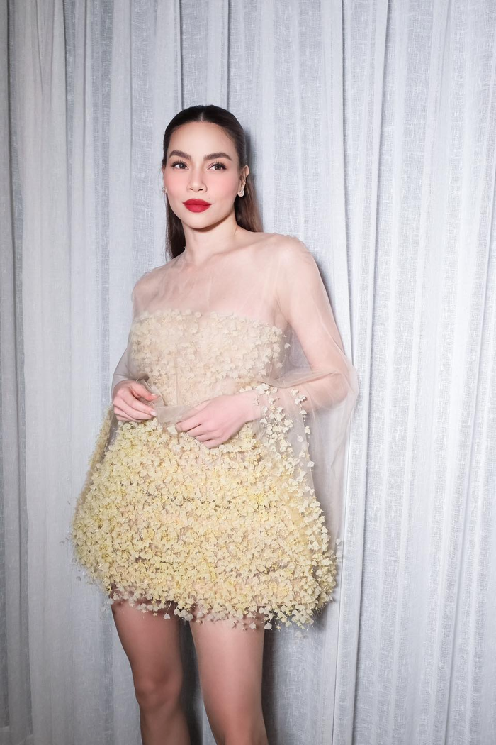 Trong những năm gần đây, Hồ Ngọc Hà lăng xê mốt trang phục xuyên thấu để dễ dàng khoe được kết quả hình thể sau nhiều năm tập luyện khắc khe. 