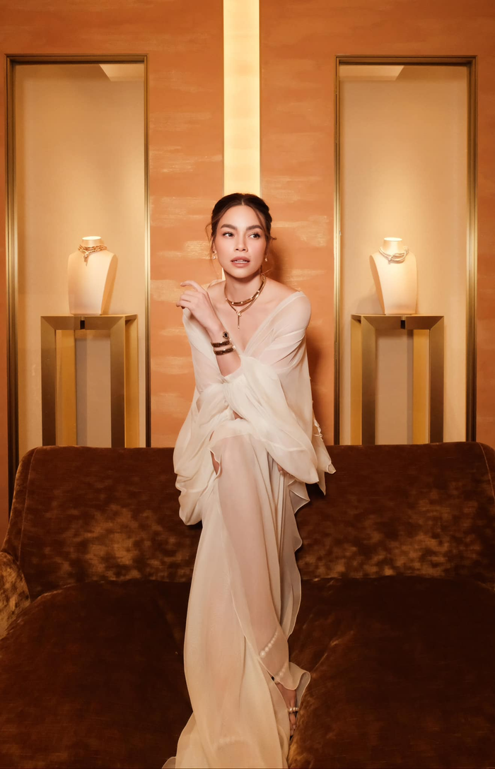 Để hoàn thiện diện mạo, Hồ Ngọc Hà chọn kiểu tóc búi rẽ ngôi cùng tông trang điểm nâu. Cô nàng nhấn nhá cho tổng thể bằng bộ trang sức cao cấp hình rắn.