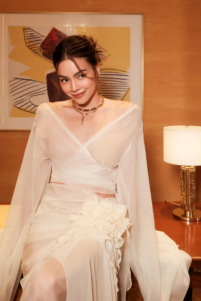 Mẫu áo được thiết kế phom dáng dài tay, xẻ ngực chữ V chiết eo giúp tôn được vòng 2 thon gọn của nữ ca sĩ. 