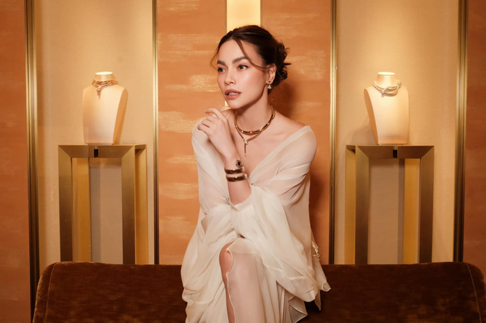 Tối 8/12, Hồ Ngọc Hà khoe sắc vóc gợi cảm khi dự sự kiện tại Thái Lan. Cô nàng khoác trên người bộ trang phục màu trắng được làm từ vải lụa cao cấp có độ xuyên thấu. 