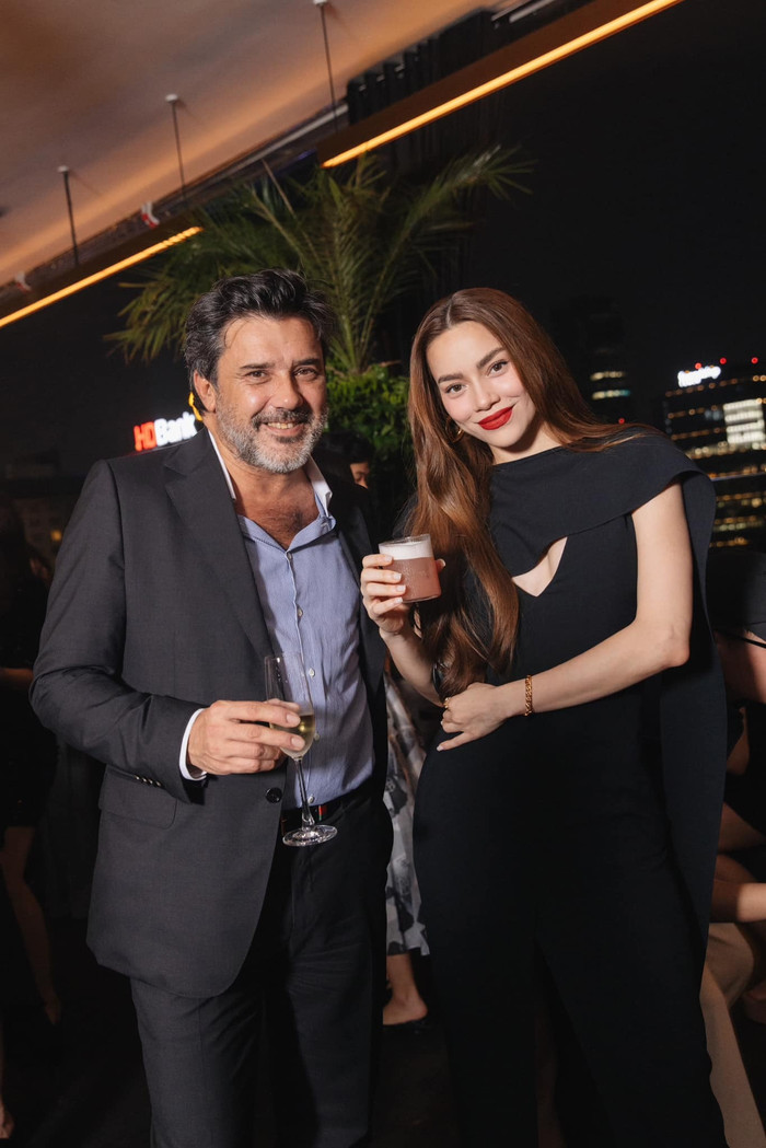 Trước đó, Hồ Ngọc Hà gây sốt với bộ cánh đen khoét ngực cực kỳ quyền lực. Người đẹp được khen ngợi với vẻ ngoài vừa cổ điển, vừa sang trọng với màu son đỏ. 