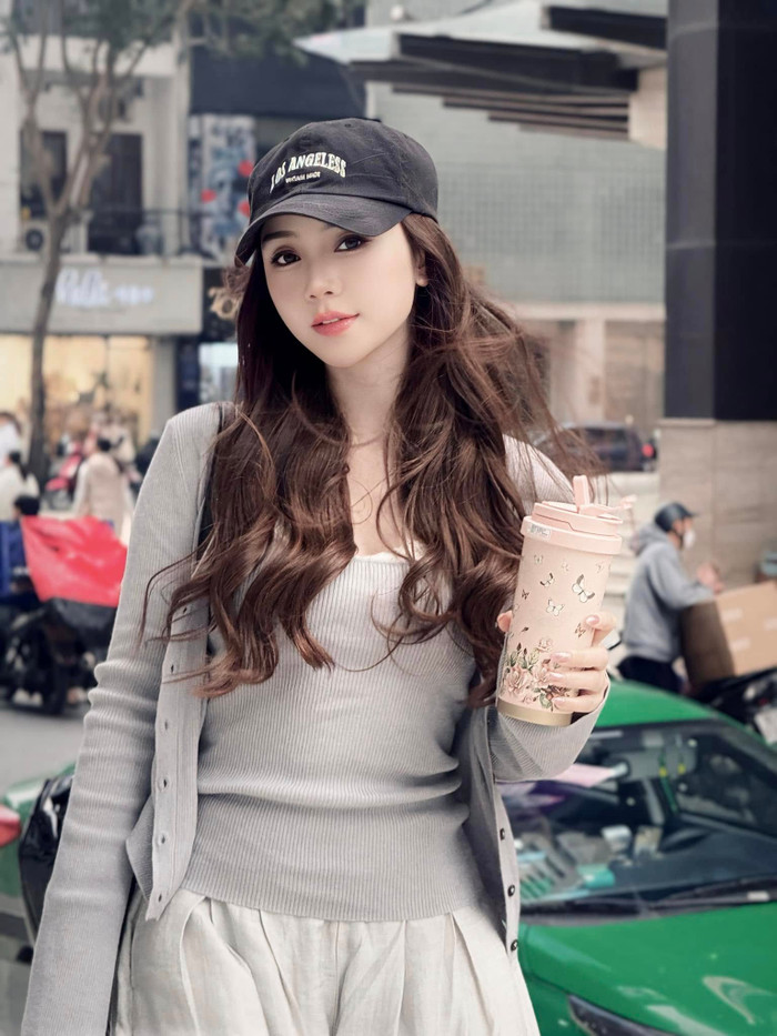 Quỳnh Kool đẹp mỏng manh khi đi dạo phố, tận hưởng tiết trời Hà Nội se lạnh. Ảnh: FBNV