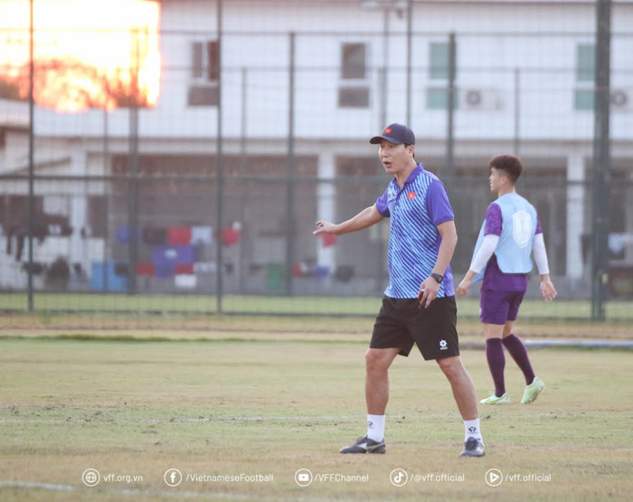 Trước trận đấu với Lào, HLV Kim Sang Sik nói tuyển Việt Nam sẽ chơi với 100% nỗ lực để giành chiến thắng. Ảnh: VFF