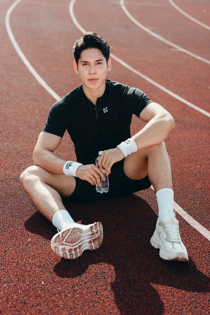 Là một người đam mê thể thao và yêu thích các bộ môn vận động nên Tiến Đạt có cơ thể khỏe mạnh, rắn rỏi. 