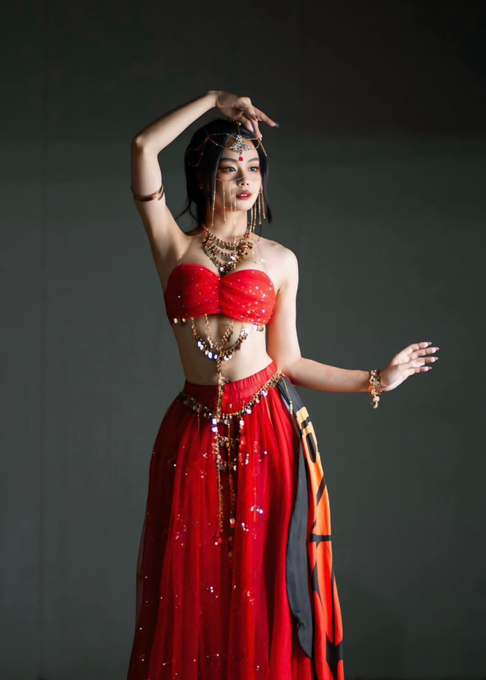 Nữ sinh 22 tuổi sở hữu làn da trắng ngần, đôi vai thon thả.