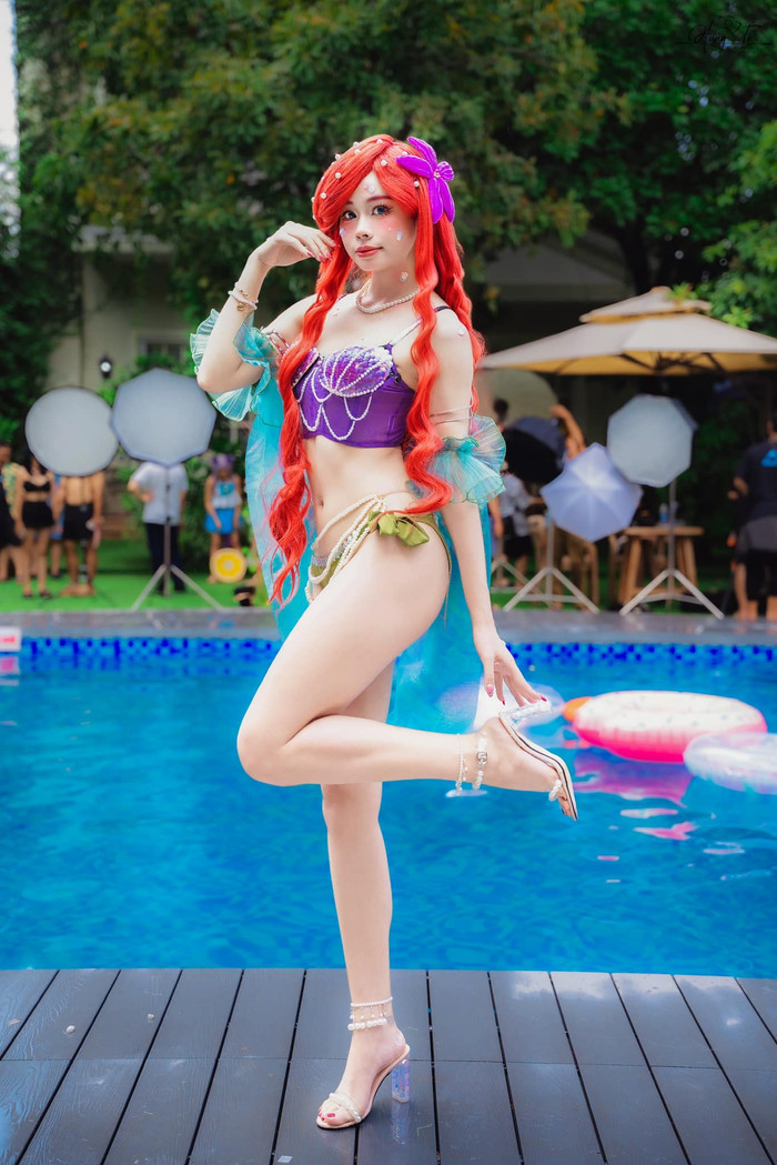 Phi Khanh sở hữu chiều cao 1m74, cân nặng 54kg với số đo 3 vòng lần lượt 83-64-96 cm. Ngay từ bé, cô đã có niềm đam mê với các một thể thao và giành được nhiều thành tích về bộ môn bóng chuyền, bóng ném. Cô sinh ra và lớn lên trong gia đình có mẹ đơn thân: 'Phi Khanh luôn tâm niệm phải có sức khoẻ thật tốt thì ngoại hình mới chỉn chu được và quan trọng nhất đó là sẽ có thể thương yêu chăm sóc mẹ tốt hơn'.