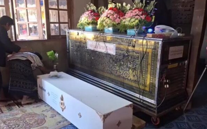 Không khí tang lễ hiu quạnh tại nhà nữ ca sĩ Ping Chayada (Ảnh: Khaosod)