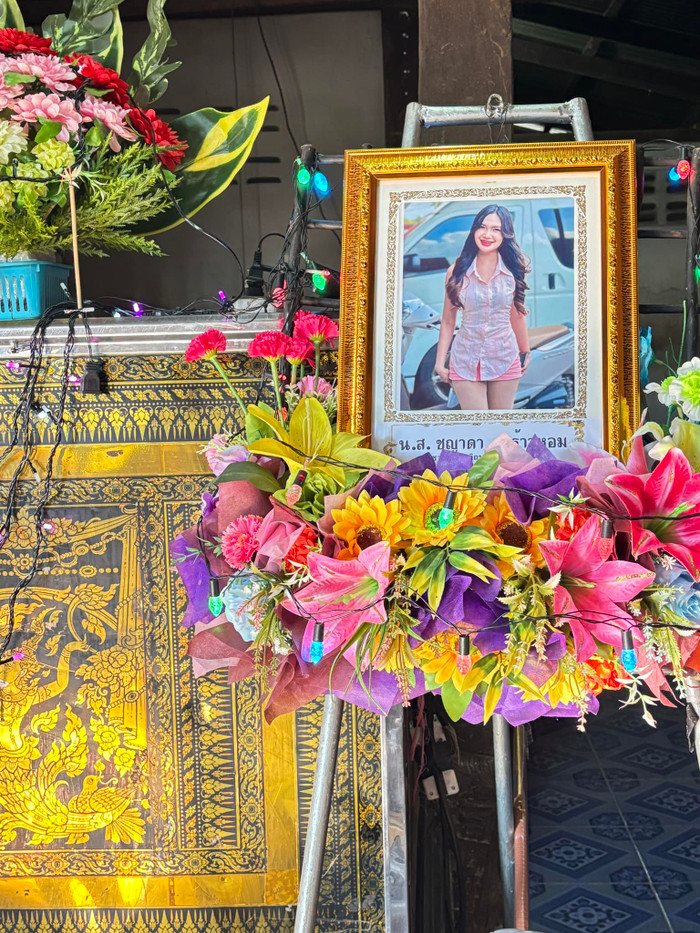 Vòng hoa được đặt để tưởng nhớ nữ ca sĩ xấu số. (Ảnh: Fanpage Opom Music Parade Udon Thani)