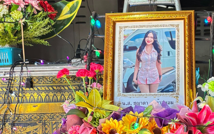 Tang lễ hiu quạnh của nữ ca sĩ nổi tiếng vừa qua đời ở tuổi 20 sau khi đi massage cổ Ảnh 2