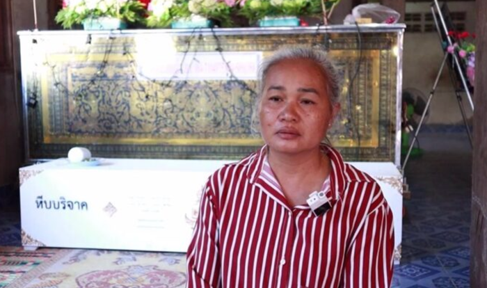 Mẹ ruột của nữ ca sĩ buồn bã, thất thần trước sự ra đi đột ngột của con gái. (Ảnh: Khaokod)