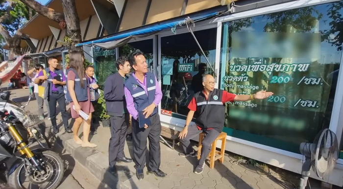 Cơ quan chức năng hiện đang tiến hành điều tra, thu thập thông tin làm rõ vụ việc nữ ca sĩ Ping Chayada qua đời sau khi đi massage cổ. (Ảnh: Bangkok Post)