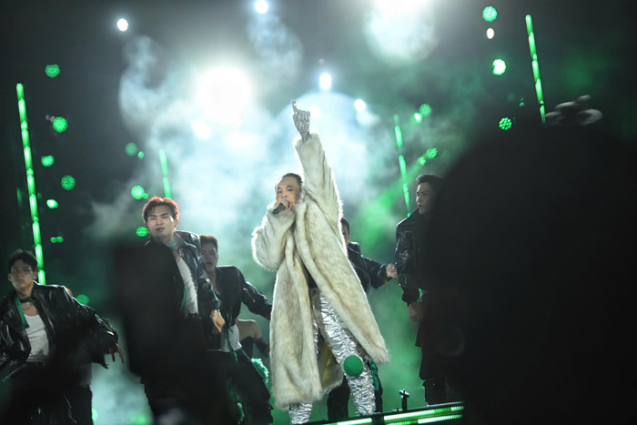 Binz choàng áo lông lên sân khấu