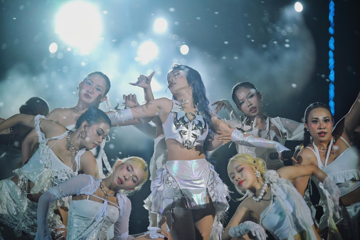 Chi Pu là nữ nghệ sĩ duy nhất trong đêm nhạc hội lần này