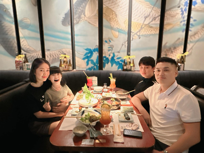 Lê Phương tranh thủ cùng chồng cho các con đi chơi nhân dịp cuối tuần. Ảnh: FBNV
