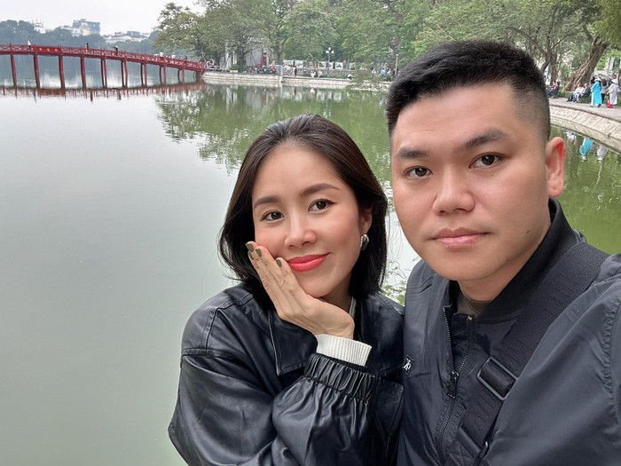 Lê Phương e ấp tạo dáng cạnh ông xã. Ảnh: FBNV