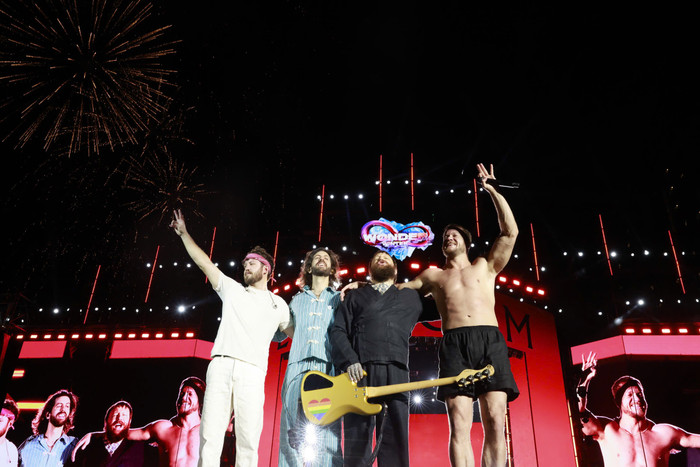 Imagine Dragons đốt cháy sân khấu TPHCM tại siêu nhạc hội lớn nhất năm nay.