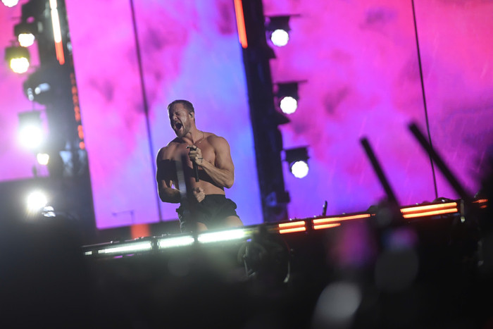 Dan Reynolds 'đốn gục' khán giả Việt với màn trình diễn bùng cháy cùng giọng ca đầy nội lực. Nam ca sĩ cũng khoe body lực lưỡng trước hàng chục nghìn fan hâm mộ.